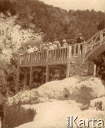 Lata 20., prawdopodobnie Włochy.
Grupa osób na drewnianym moście.
Fot. NN, kolekcja Larysy Zajączkowskiej-Mitznerowej, zbiory Ośrodka KARTA