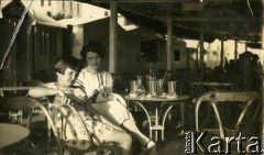1925-1927, Juan-les-Pins, Francja.
Larysa Zajączkowska z matką Elżbietą w kawiarni.
Fot. NN, kolekcja Larysy Zajączkowskiej-Mitznerowej, zbiory Ośrodka KARTA
