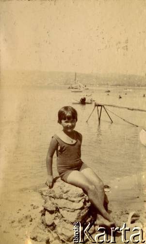 1925-1927, Francja.
Larysa Zajączkowska nad morzem.
Fot. NN, kolekcja Larysy Zajączkowskiej-Mitznerowej, zbiory Ośrodka KARTA