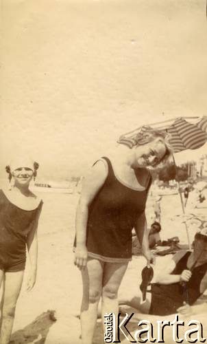 1925-1927, Francja.
Grupa osób odpoczywająca na plaży.
Fot. NN, kolekcja Larysy Zajączkowskiej-Mitznerowej, zbiory Ośrodka KARTA