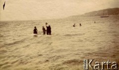 1925-1927, Francja.
Kąpiel się w morzu.
Fot. NN, kolekcja Larysy Zajączkowskiej-Mitznerowej, zbiory Ośrodka KARTA