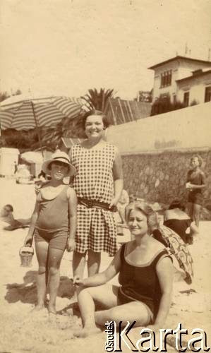 1925-1927, Francja.
Kobiety odpoczywające na plaży. 1. z lewej stoi Larysa Zajączkowska. 
Fot. NN, kolekcja Larysy Zajączkowskiej-Mitznerowej, zbiory Ośrodka KARTA