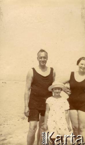 1925-1927, Francja.
Larysa Zajączkowska z rodzicami Piotrem i Elżbietą na plaży.
Fot. NN, kolekcja Larysy Zajączkowskiej-Mitznerowej, zbiory Ośrodka KARTA