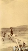 1925-1927, Francja.
Kobieta odpoczywająca na plaży.
Fot. NN, kolekcja Larysy Zajączkowskiej-Mitznerowej, zbiory Ośrodka KARTA