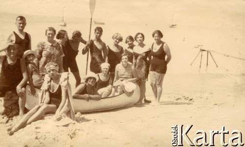 1925-1927, Francja.
Grupa osób odpoczywająca na plaży. 2. z lewej stoi Larysa Michelson (babcia Larysy). 1. z prawej Elżbieta Zajączkowska (matka Larysy). W łódce (z lewej) siedzi mała Larysa. Przed nią Larissa Winterfeld, właścicielka pensjonatu, w którym mieszkała Larysa z babcią. 
Fot. NN, kolekcja Larysy Zajączkowskiej-Mitznerowej, zbiory Ośrodka KARTA
