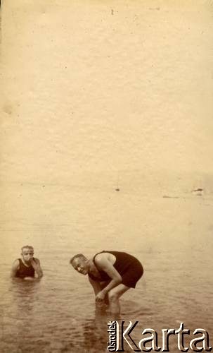 1925-1927, Francja.
Mężczyźni odpoczywający nad morzem. Z prawej Piotr Zajączkowski, ojciec Larysy.
Fot. NN, kolekcja Larysy Zajączkowskiej-Mitznerowej, zbiory Ośrodka KARTA