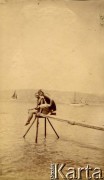 1925-1927, Francja.
Kobiety odpoczywające nad morzem. W głębi pływające żaglówki. Z lewej siedzi Larissa Winterfeld, właścicielka pensjonatów 