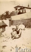 1925-1927, Francja.
Rodzina Zajączkowskich odpoczywająca na plaży. Od lewej: babcia Larysa Michelson, Larysa, Piotr (ojciec Larysy).
Fot. NN, kolekcja Larysy Zajączkowskiej-Mitznerowej, zbiory Ośrodka KARTA