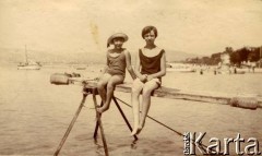 1925-1927, Francja.
Dziewczynki odpoczywające nad morzem. Z lewej Larysa Zajączkowska.
Fot. NN, kolekcja Larysy Zajączkowskiej-Mitznerowej, zbiory Ośrodka KARTA