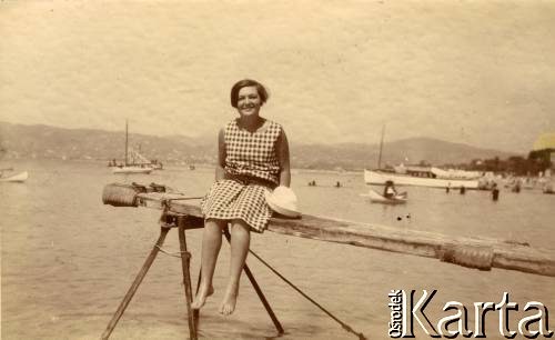 1925-1927, Francja.
Kobieta odpoczywająca nad morzem. 
Fot. NN, kolekcja Larysy Zajączkowskiej-Mitznerowej, zbiory Ośrodka KARTA