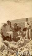 1925-1927, Francja.
Grupa osób siedząca na skałach. 3. z lewej Piotr Zajączkowski, ojciec Larysy. 
Fot. NN, kolekcja Larysy Zajączkowskiej-Mitznerowej, zbiory Ośrodka KARTA