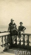 1925-1927, Francja.
Larysa Zajączkowska (z prawej) z matką Elżbietą na tarasie.
Fot. NN, kolekcja Larysy Zajączkowskiej-Mitznerowej, zbiory Ośrodka KARTA
