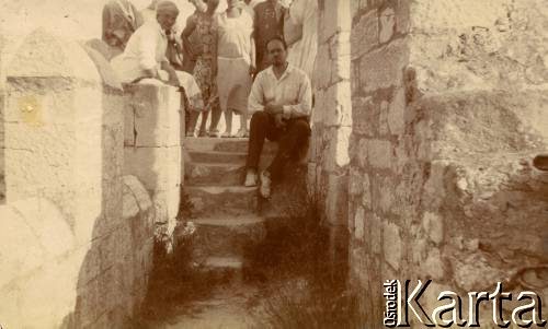 1925-1927, Francja.
Grupa osób siedząca na kamiennych schodkach. 1. z lewej Elżbieta Zajączkowska, matka Larysy. 1. z prawej doktor Winterfeld, właściciel pensjonatów 