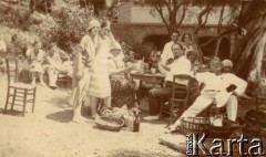 1925-1927, Francja.
Grupa osób odpoczywająca w ogrodzie. Przy stole z lewej siedzi Larysa Michelson (babcia Larysy), z prawej doktor Winterfeld, w głębi jego żona Larissa, właściciele pensjonatów 