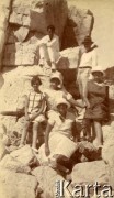 1925-1927, Francja.
Grupa osób siedząca na skałach.
Fot. NN, kolekcja Larysy Zajączkowskiej-Mitznerowej, zbiory Ośrodka KARTA