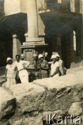 1925-1927, Francja.
Grupa osób pozuje przed pomnikiem-kolumną.
Fot. NN, kolekcja Larysy Zajączkowskiej-Mitznerowej, zbiory Ośrodka KARTA