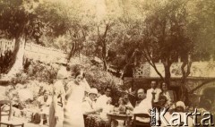 1925-1927, Francja.
Odpoczynek w ogrodzie. Przy stole z lewej siedzi Larysa Michelson (babcia Larysy), z prawej doktor Winterfeld, w głębi jego żona Larissa, właściciele pensjonatów 