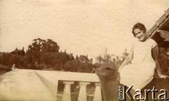 1925-1927, Francja.
Kobieta siedząca na kamiennej balustradzie tarasu.
Fot. NN, kolekcja Larysy Zajączkowskiej-Mitznerowej, zbiory Ośrodka KARTA