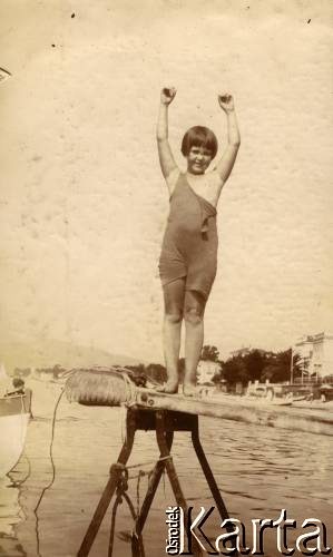 1925-1927, Francja.
Larysa Zajączkowska odpoczywająca nad morzem.
Fot. NN, kolekcja Larysy Zajączkowskiej-Mitznerowej, zbiory Ośrodka KARTA