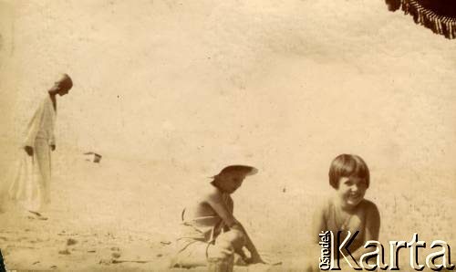 1925-1927, Francja.
Larysa Zajączkowska (z prawej) podczas zabawy na plaży.
Fot. NN, kolekcja Larysy Zajączkowskiej-Mitznerowej, zbiory Ośrodka KARTA