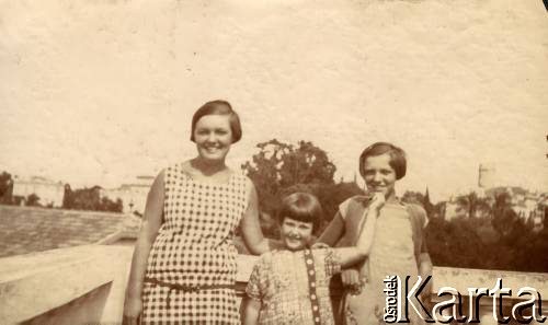 1925-1927, Francja.
Larysa Zajączkowska (w środku) z dwiema kobietami na tarasie.
Fot. NN, kolekcja Larysy Zajączkowskiej-Mitznerowej, zbiory Ośrodka KARTA