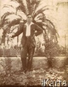 1925-1927, Francja.
Mężczyzna w ogrodzie.
Fot. NN, kolekcja Larysy Zajączkowskiej-Mitznerowej, zbiory Ośrodka KARTA