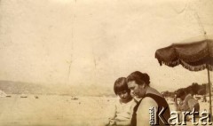 1925-1927, Francja.
Larysa Zajączkowska z babcią Larysą Michelson na plaży nad morzem.
Fot. NN, kolekcja Larysy Zajączkowskiej-Mitznerowej, zbiory Ośrodka KARTA