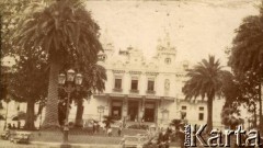1925-1927, Francja.
Budynek przy parku. Na ławce z lewej siedzi redaktor Bogusławskij.
Fot. NN, kolekcja Larysy Zajączkowskiej-Mitznerowej, zbiory Ośrodka KARTA