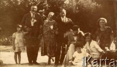 1925-1927, Juan-les-Pins, Francja.
Grupa osób w ogrodzie. Z lewej stoi Larysa Zajączkowska, obok redaktor Bogusławskij i babcia Larysa Michelson. 2. z prawej siedzi Larissa Winterfeld, właścicielka pensjonatów 
