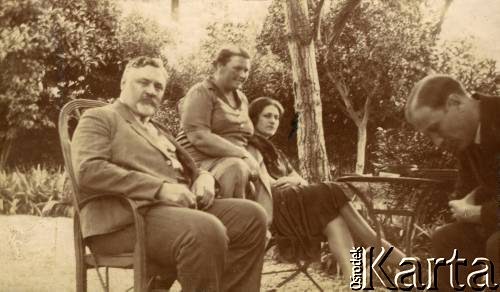 1925-1927, Juan-les-Pins, Francja.
Grupa osób w ogrodzie. Z lewej redaktor Bogusławskij, obok Larysa Michelson (babcia Larysy Zajączkowskiej). 
Fot. NN, kolekcja Larysy Zajączkowskiej-Mitznerowej, zbiory Ośrodka KARTA