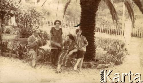 1925-1927, Juan-les-Pins, Francja.
Grupa osób przy stoliku w ogrodzie. Od lewej: doktor Winterfeld, właściciel pensjonatu 