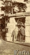 1925-1927, Francja.
Mężczyźni pozują do zdjęcia na tle zabytkowej bramy. Z prawej stoi redaktor Bogusławskij.
Fot. NN, kolekcja Larysy Zajączkowskiej-Mitznerowej, zbiory Ośrodka KARTA