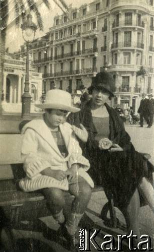 1925-1927, Nicea, Francja.
Promenada Anglików. Larysa Zajączkowska (z lewej) siedzi na ławce z Larissą Winterfeld, właścicielką pensjonatu 