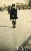 1925-1927, Francja.
Larysa Zajączkowska na placu.
Fot. NN, kolekcja Larysy Zajączkowskiej-Mitznerowej, zbiory Ośrodka KARTA