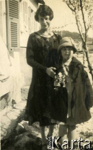 1925-1927, Juan-les-Pins, Francja.
Larysa Zajączkowska z kobietą przed budynkiem.
Fot. NN, kolekcja Larysy Zajączkowskiej-Mitznerowej, zbiory Ośrodka KARTA