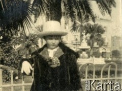 1925-1927, Juan-les-Pins, Francja.
Larysa Zajączkowska w parku. 
Fot. NN, kolekcja Larysy Zajączkowskiej-Mitznerowej, zbiory Ośrodka KARTA