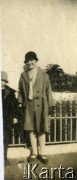1925-1927, Francja.
Larysa Zajączkowska z kobietą w parku.
Fot. NN, kolekcja Larysy Zajączkowskiej-Mitznerowej, zbiory Ośrodka KARTA