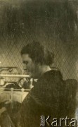 1925-1927, Francja.
Larysa Michelson (babcia Larysy Zajączkowskiej) prawdopodobnie w pokoju wynajmowanym w pensjonacie.
Fot. NN, kolekcja Larysy Zajączkowskiej-Mitznerowej, zbiory Ośrodka KARTA