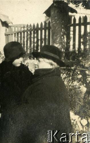 1925-1927, Nicea, Francja.
Larysa Zajączkowska z kobietą.
Fot. NN, kolekcja Larysy Zajączkowskiej-Mitznerowej, zbiory Ośrodka KARTA