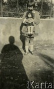 1925-1927, Juan-les-Pins, Francja.
Larysa Zajączkowska trzymająca lalkę.
Fot. NN, kolekcja Larysy Zajączkowskiej-Mitznerowej, zbiory Ośrodka KARTA