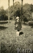 1925-1927, Francja.
Larysa Zajączkowska na spacerze w parku.
Fot. NN, kolekcja Larysy Zajączkowskiej-Mitznerowej, zbiory Ośrodka KARTA