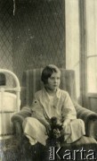 1925-1927, Francja.
Larysa Zajączkowska prawdopodobnie w pokoju wynajmowanym w pensjonacie.
Fot. NN, kolekcja Larysy Zajączkowskiej-Mitznerowej, zbiory Ośrodka KARTA