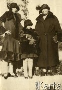 1925-1927, Nicea, Francja.
Larysa Zajączkowska (w środku) z Larissą Winterfeld (z lewej), żoną właściciela pensjonatów 