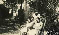 1925-1927, Juan-les-Pins, Francja.
Na pierwszym planie dziewczęta na fotelach i stojąca za nimi Larissa Winterfeld, właścicielka pensjonatu. W głębi Larysa Michelson (babcia Larysy Zajączkowskiej) przed wejściem do pensjonatu 