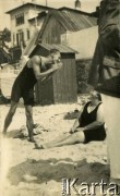 1925-1927, Francja.
Rosyjski pisarz i dziennikarz Michaił Osorgin (1878-1941) podczas rozmowy z Larysą Michelson (babcią Larysy) na plaży.
Fot. NN, kolekcja Larysy Zajączkowskiej-Mitznerowej, zbiory Ośrodka KARTA