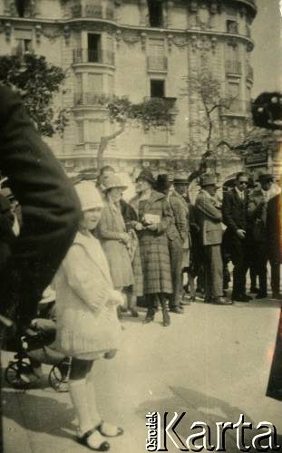 1925-1927, Nicea, Francja.
Larysa Zajączkowska (z lewej) wśród przechodniów na ulicy.
Fot. NN, kolekcja Larysy Zajączkowskiej-Mitznerowej, zbiory Ośrodka KARTA