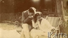 1925-1927, Francja.
Mężczyzna całuje w rękę Larissę Winterfeld, właścicielkę pensjonatów 
