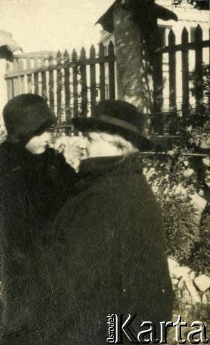 1925-1927, Nicea, Francja.
Larysa Zajączkowska z kobietą.
Fot. NN, kolekcja Larysy Zajączkowskiej-Mitznerowej, zbiory Ośrodka KARTA

