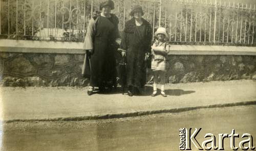 1925-1927, Juan-les-Pins, Francja.
Larysa Zajączkowska (z prawej) z babcią Larysą Michelson (z lewej) przed ogrodzeniem pensjonatu 