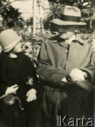 1925-1927, Francja.
Larysa Zajączkowska podczas rozmowy z mężczyzną na ławce w parku.
Fot. NN, kolekcja Larysy Zajączkowskiej-Mitznerowej, zbiory Ośrodka KARTA